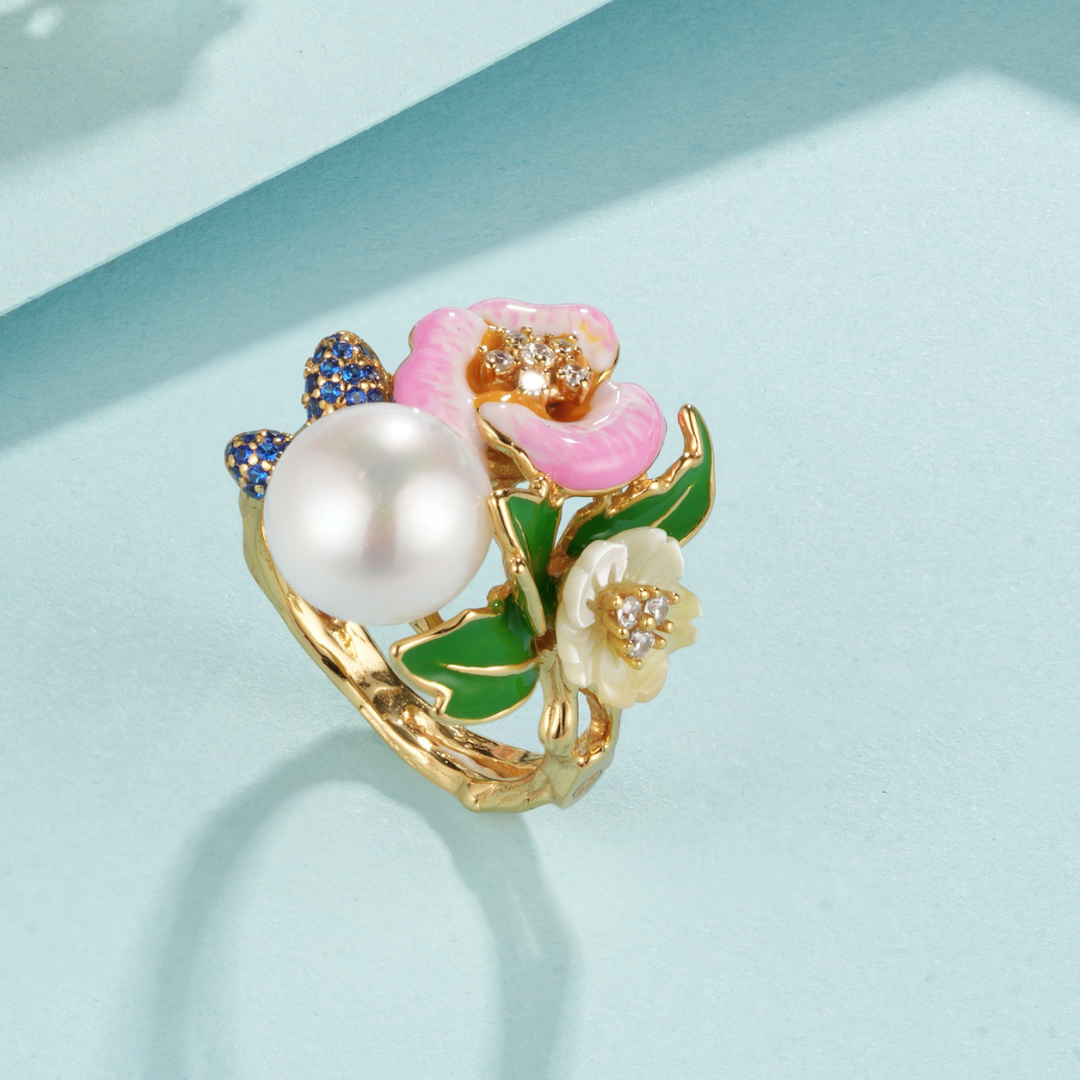 Unazë me lule të bukura rozë dhe një perle.