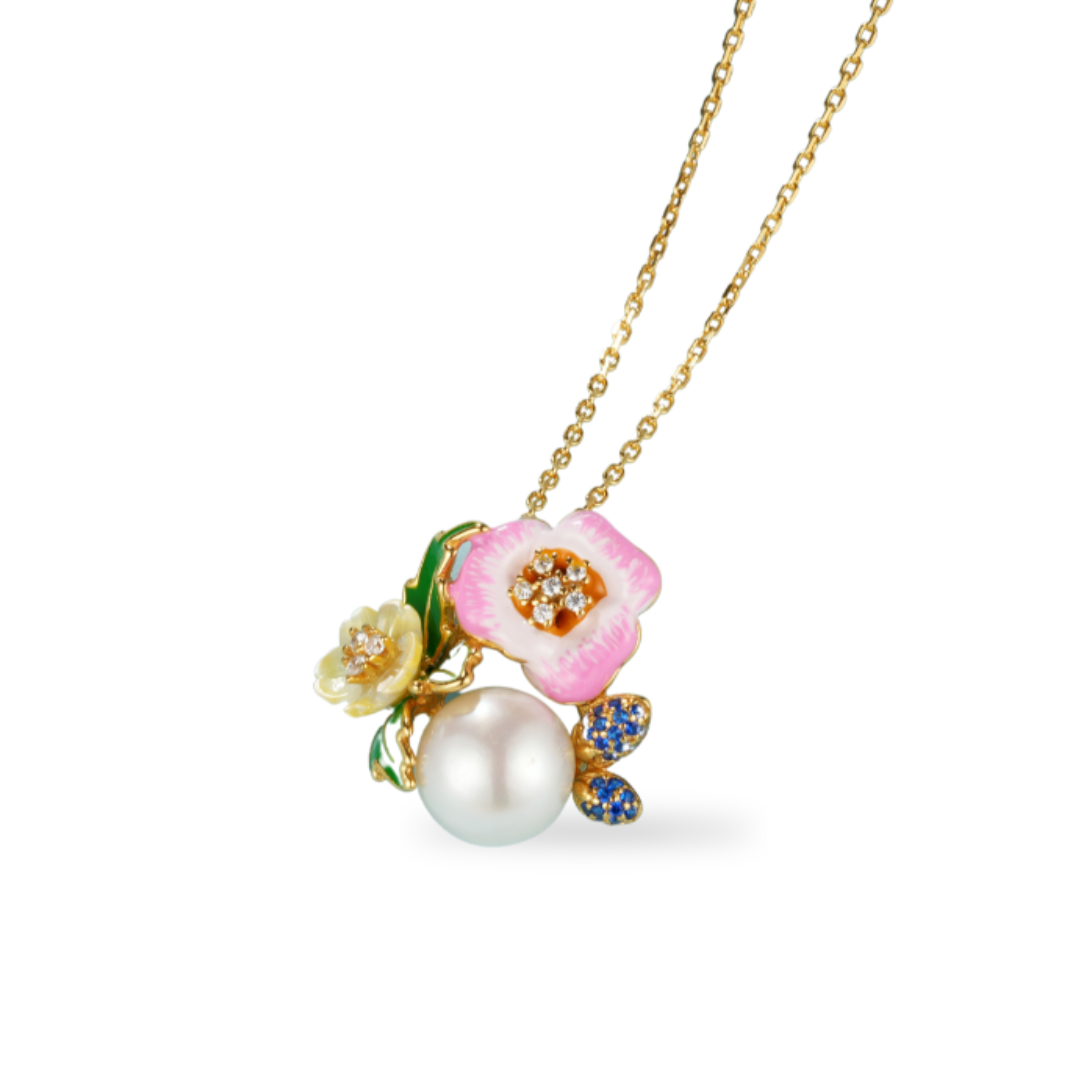 Nje varse me lule të bukura rozë dhe një perle.