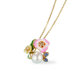 Nje varse me lule të bukura rozë dhe një perle.