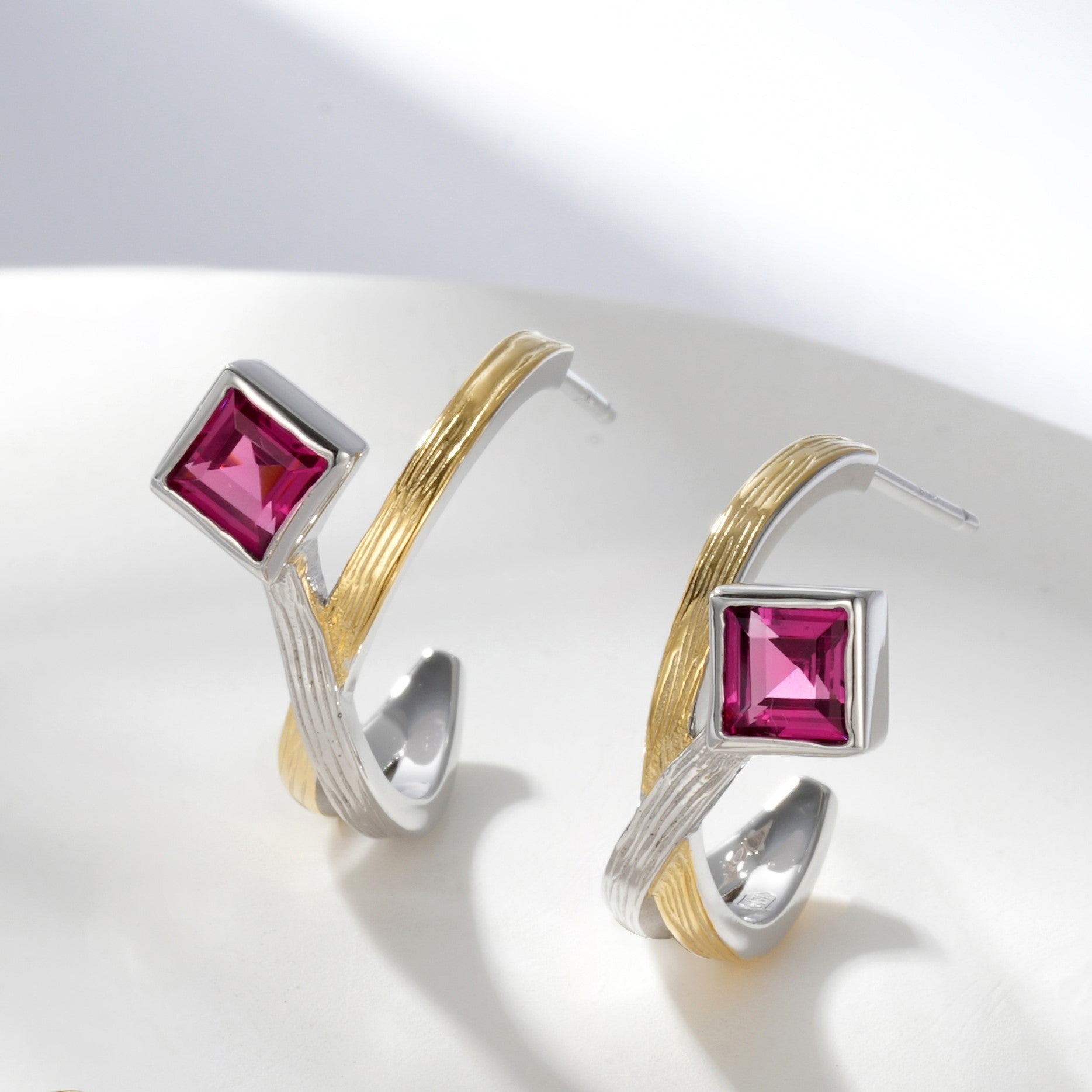 Elegant earrings with silver, gold and rodolite stones.