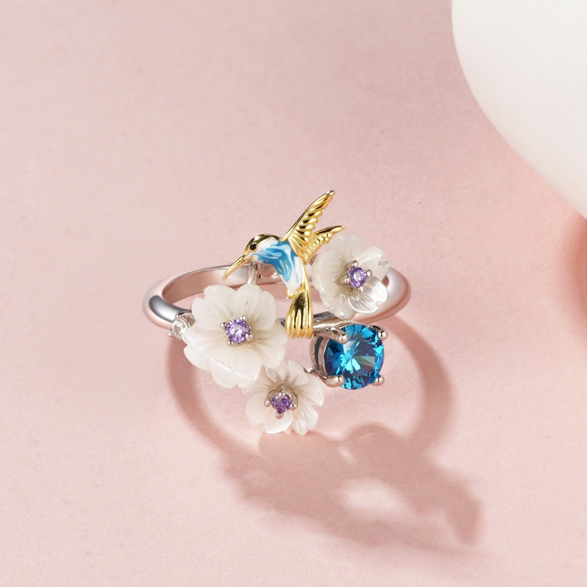 Nje unaze me lule te bardha , nje zog blu flori dhe gure zirkoni